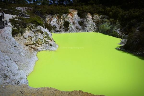 "Ванна дьявола": неоново-зелёный серный бассейн в Новой Зеландии (3 фото + видео)