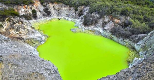 "Ванна дьявола": неоново-зелёный серный бассейн в Новой Зеландии (3 фото + видео)